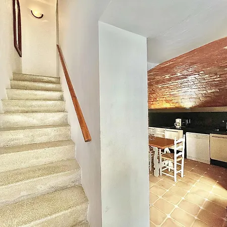 Spacious Near Apartment Roses